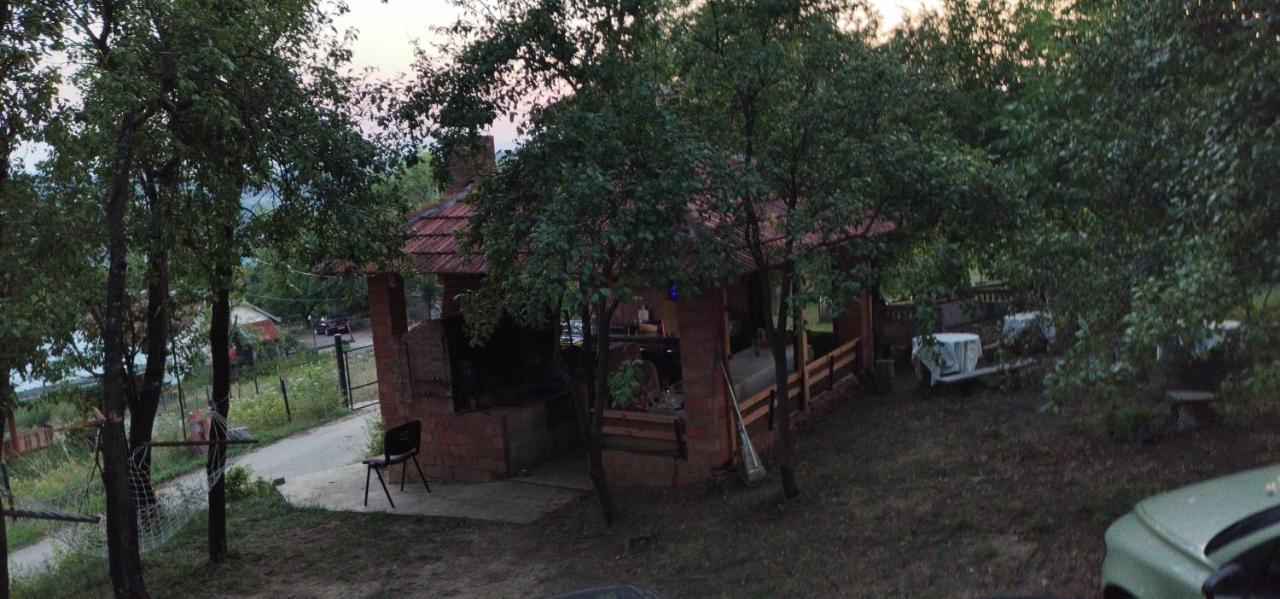 Bungalovi Api-Centar Gornji Milanovac Ngoại thất bức ảnh